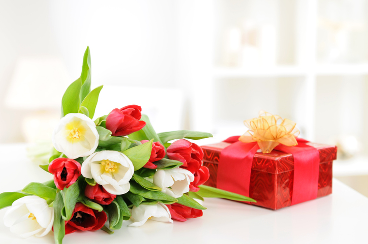 prezent i kwiaty urodzinowe