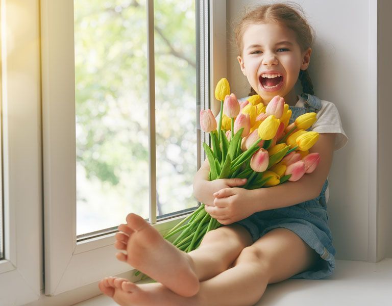dziecko z kwiatami